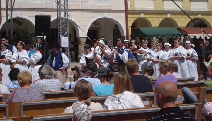 	Fotografie ke článku: Folklorní soubory vystupovaly v Telči	